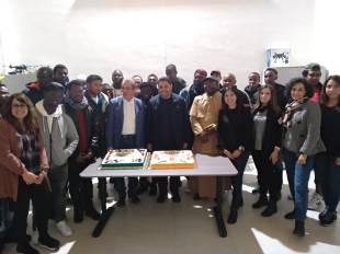 i giovani migranti con l'Imam di Catania, Kheit Abdelhafid e la torta finale